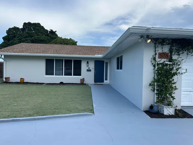 5-bedroom home at 528 Date Palm Drive, Lake Park