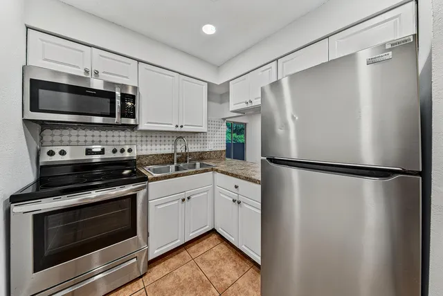 2-bedroom rental at 825 SW 10th Street #D, Hallandale Beach