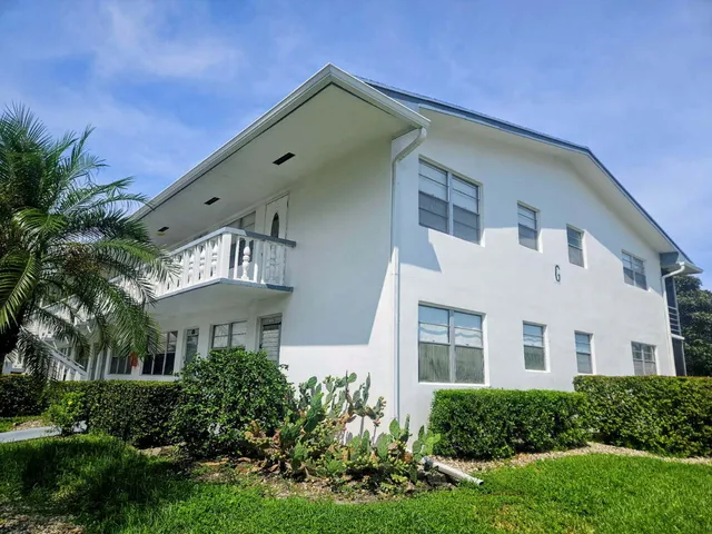 2-bedroom rental at 125 Northampton G, West Palm Beach