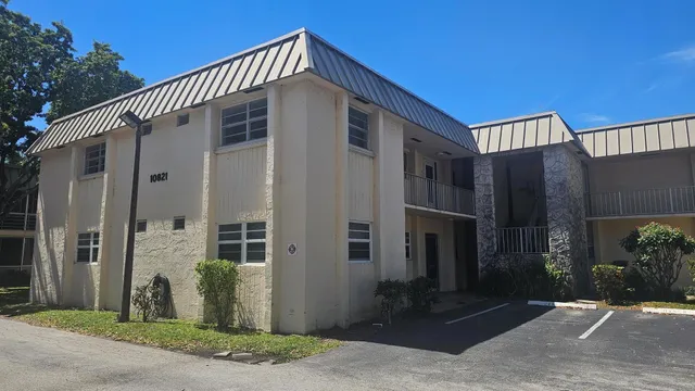 2-bedroom rental at 10821 N Military Trail #4, Palm Beach Gardens