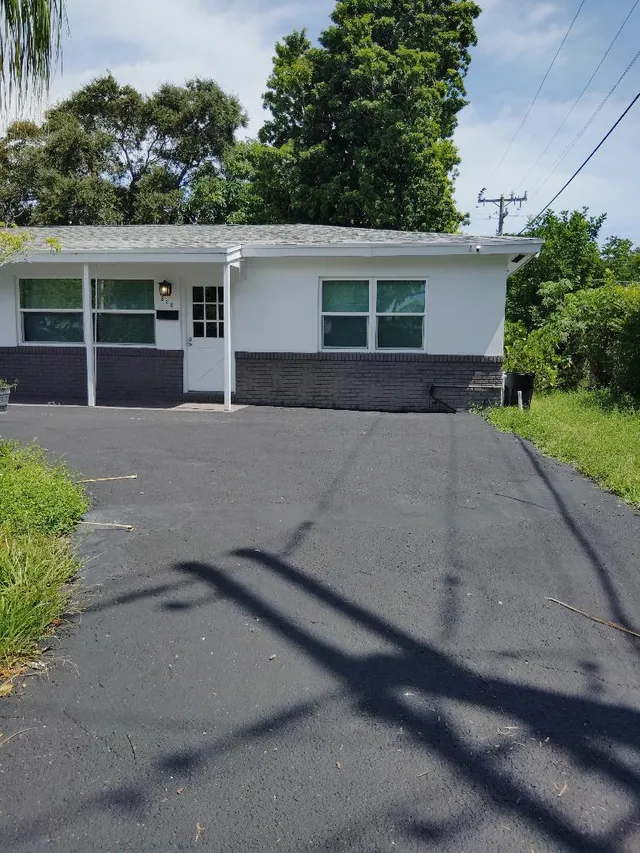 2-bedroom rental at 828 PROSPERITY FARMS Road, North Palm Beach