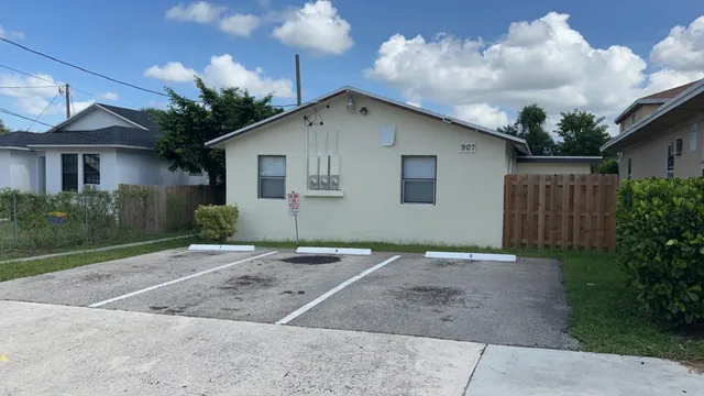 2-bedroom rental at 907 8th Street, West Palm Beach