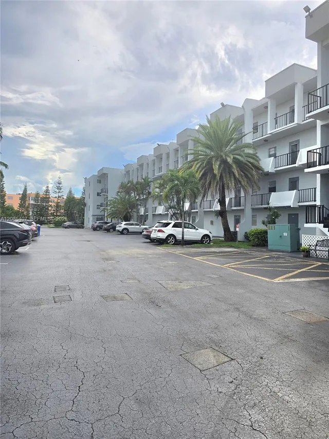 1-bedroom rental at 3000 E Sunrise Lakes Drive #108, Sunrise