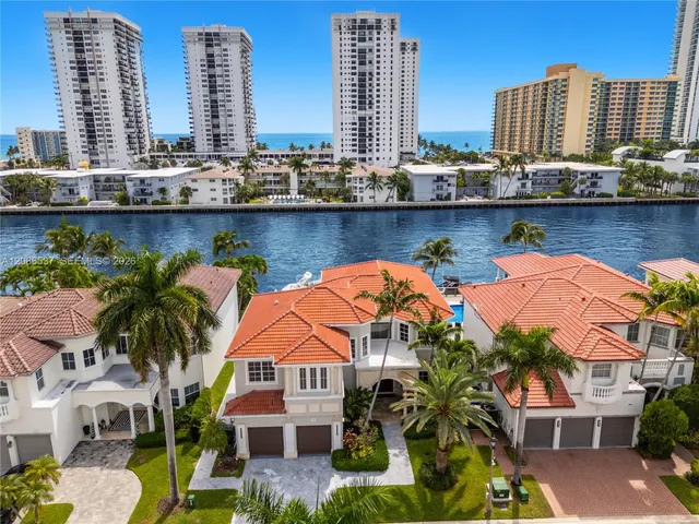 5-bedroom rental at 1535 Windjammer Way #0, Hollywood