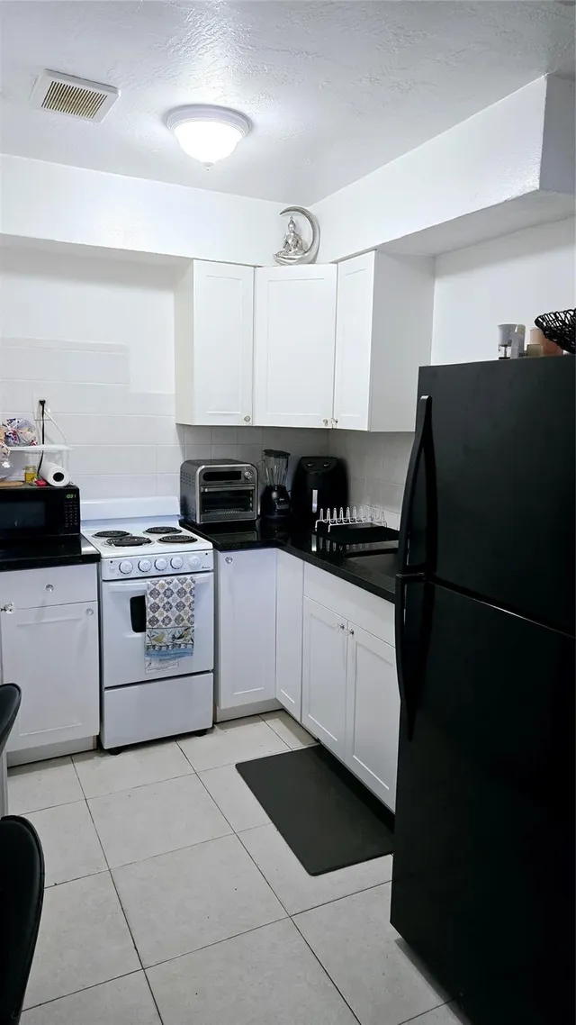 1-bedroom rental at 2213 LINCOLN Street #2, Hollywood