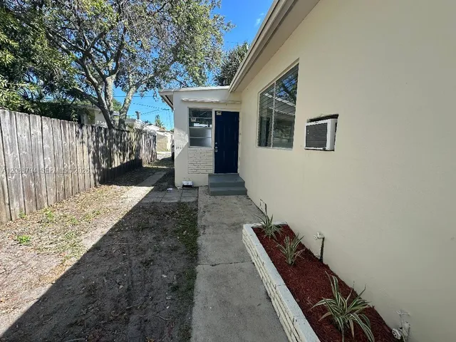 1-bedroom rental at 1948 Lincoln Street #2, Hollywood