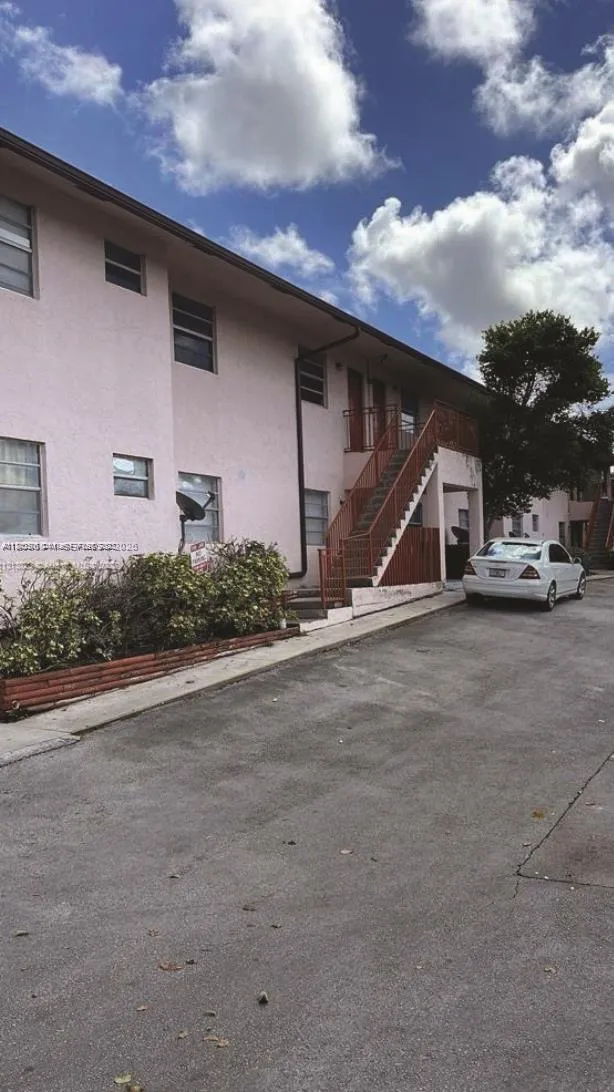 1-bedroom rental at 2920 Pierce Street #4, Hollywood