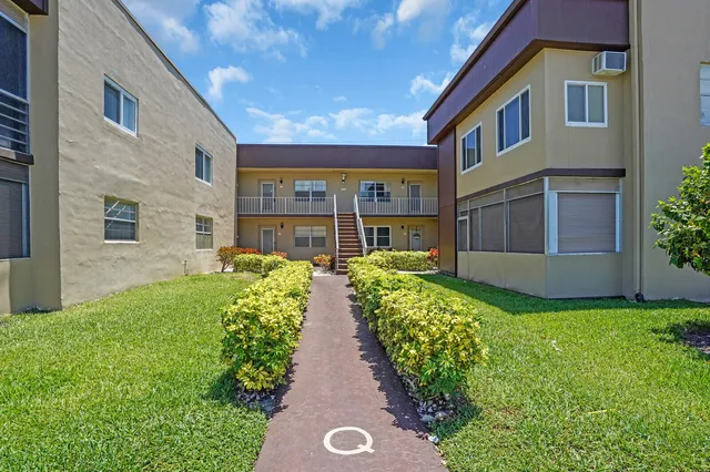 2-bedroom rental at 810 Burgundy Q, Delray Beach