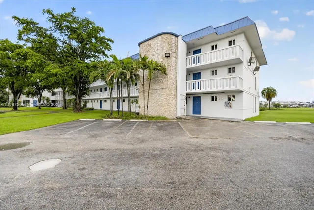 1-bedroom home at 1000 NE 191st Street #14, Miami