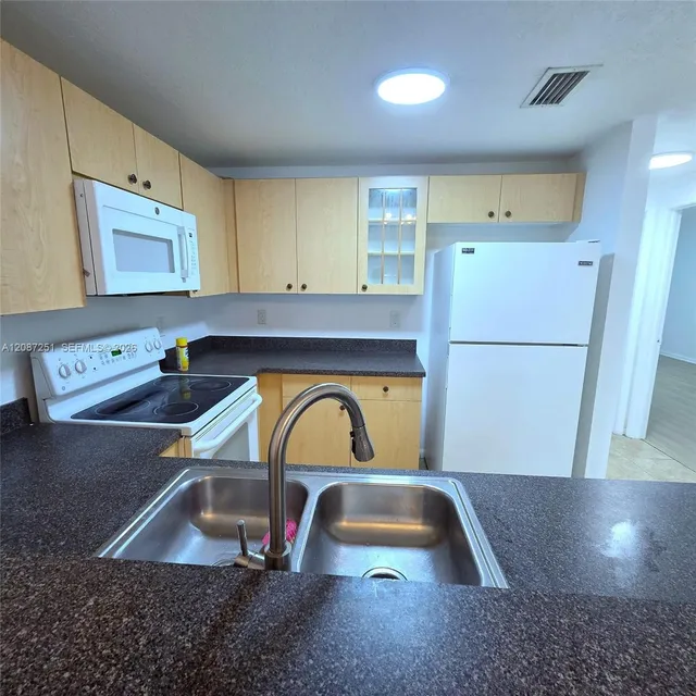 3-bedroom rental at 2901 Riverside Drive #203, Coral Springs