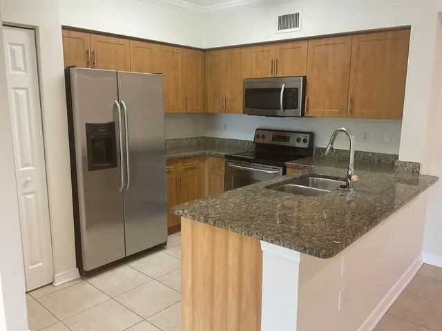 3-bedroom rental at 6505 Emerald Dunes Drive #204, West Palm Beach