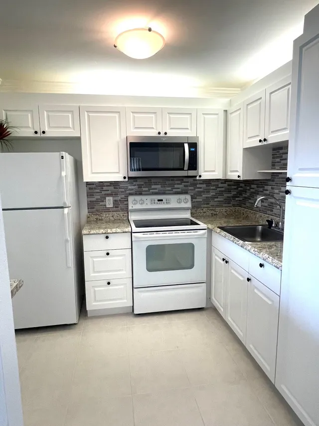 1-bedroom rental at 114 Valencia E, Delray Beach