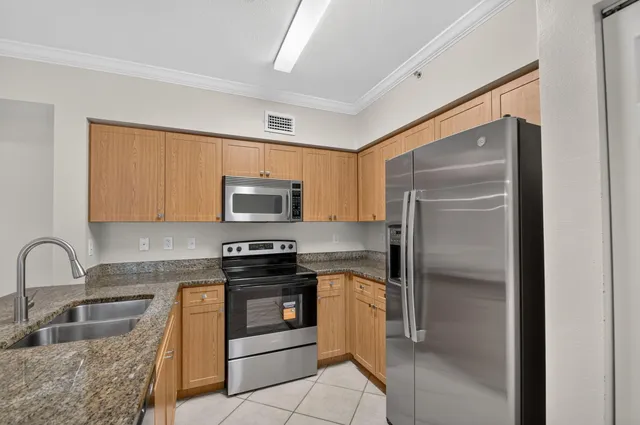 3-bedroom rental at 6370 EMERALD DUNES Drive #203, West Palm Beach
