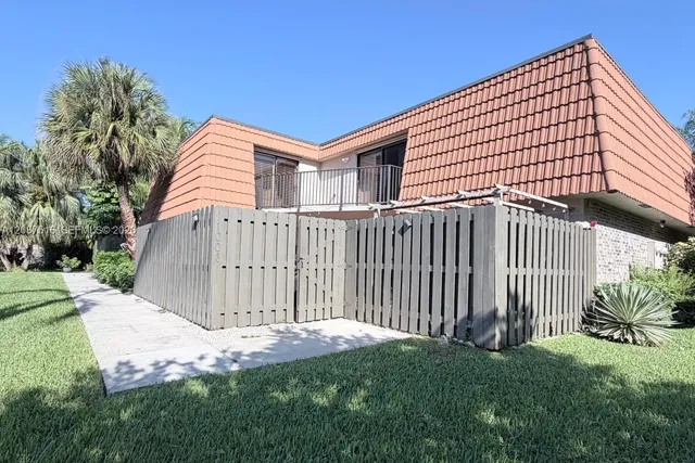 3-bedroom home at 11006 N Harmony Lake Circle, Davie