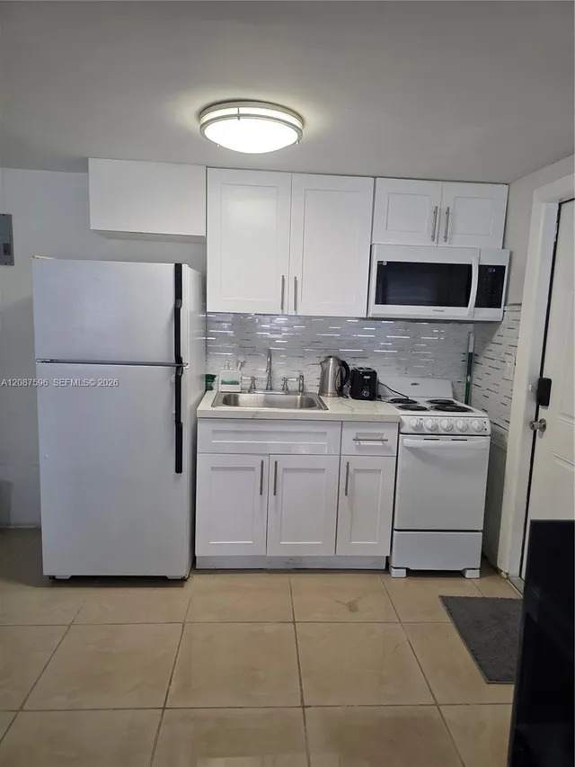 1-bedroom rental at 5712 Hollywood Boulevard #1, Hollywood