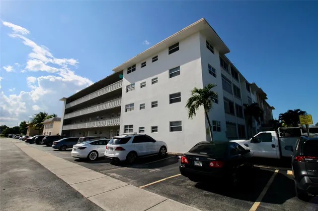1-bedroom rental at 211 NE 8TH Avenue #212, Hallandale Beach