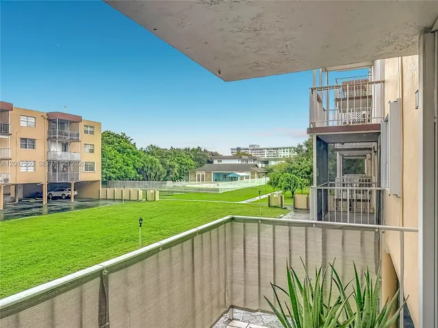 2-bedroom home at 1600 Tallwood Avenue #204, Hollywood