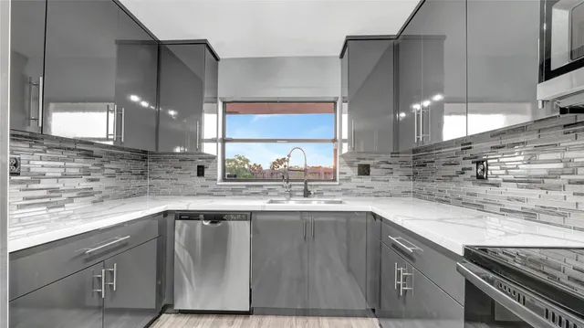 2-bedroom home at 10433 Sunrise Lakes Boulevard #409, Sunrise