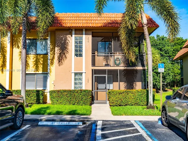 2-bedroom home at 435 Lakeview Drive #106, Weston