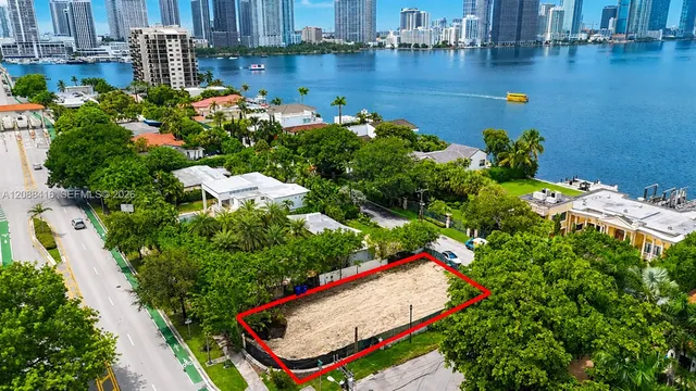 Land at 920 N Venetian Drive, Miami