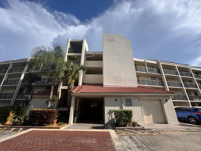 2-bedroom home at 115 Lake Emerald Drive #410, Oakland Park
