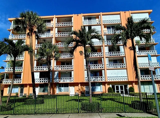 1-bedroom rental at 15 S Golfview Road #504, Lake Worth Beach