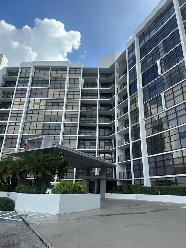 1-bedroom home at 600 Parkview Drive #627, Hallandale Beach