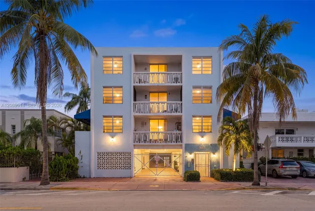 2-bedroom home at 335 Collins Avenue #407, Miami Beach