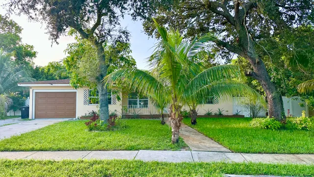 3-bedroom rental at 650 E CAMPUS Circle, Fort Lauderdale