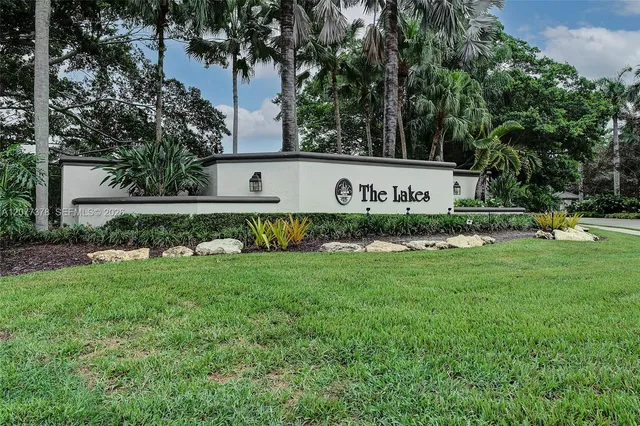 3-bedroom home at 113 W Bayridge Drive, Weston
