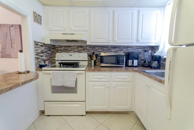 1-bedroom home at 3091 E Sun Sunrise Lakes Drive E #207, Sunrise