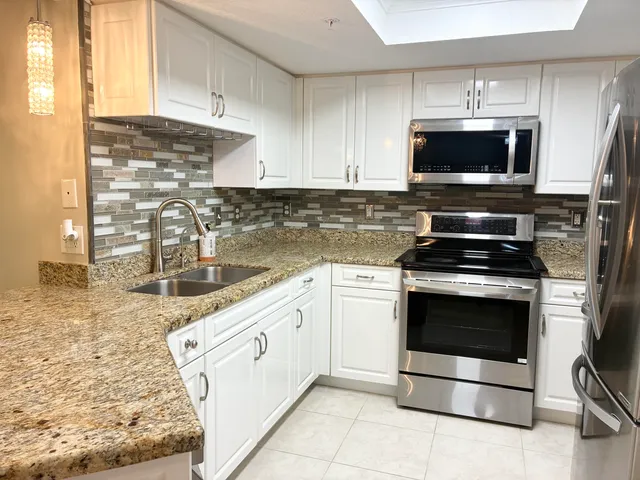 2-bedroom home at 1000 CRESTWOOD Court S #1005, Royal Palm Beach