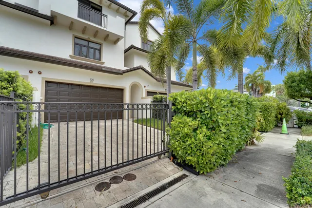 4-bedroom rental at 105 ISLE OF VENICE Drive #105, Fort Lauderdale