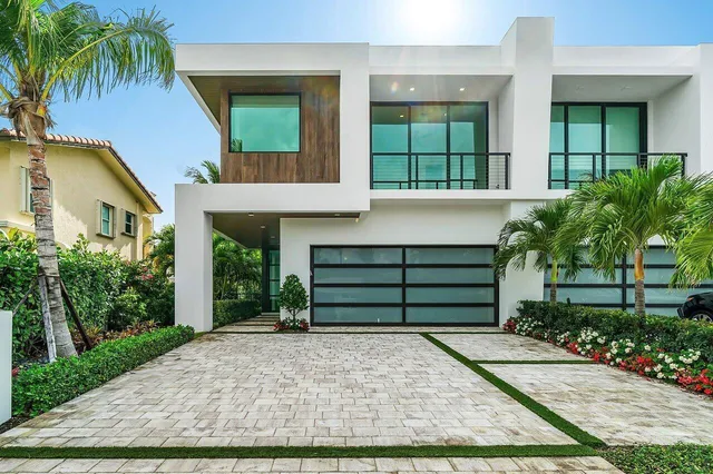 4-bedroom rental at 326 NE Wavecrest Way, Boca Raton