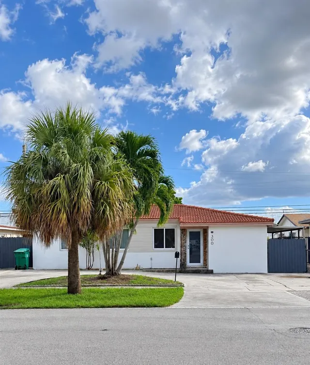 4-bedroom home at 300 SW 69th Avenue, Miami