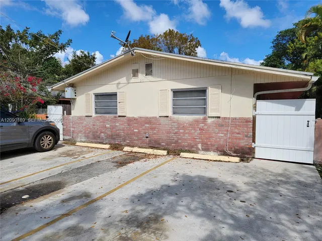 3-bedroom rental at 28 SW 8th Street #2, Hallandale Beach