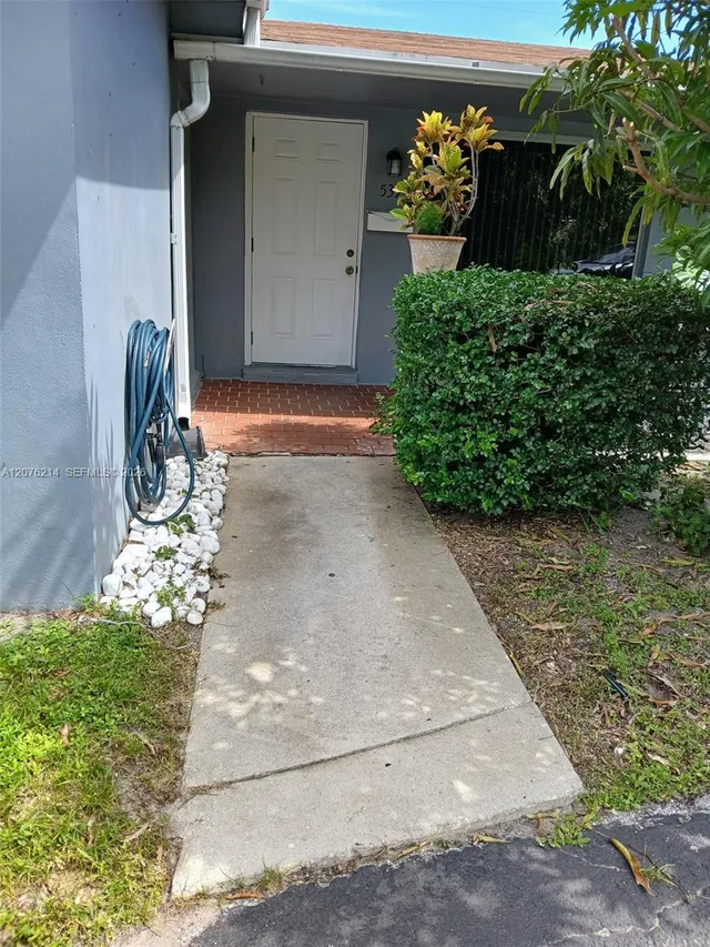 3-bedroom rental at 539 S Rainbow Drive #539, Hollywood