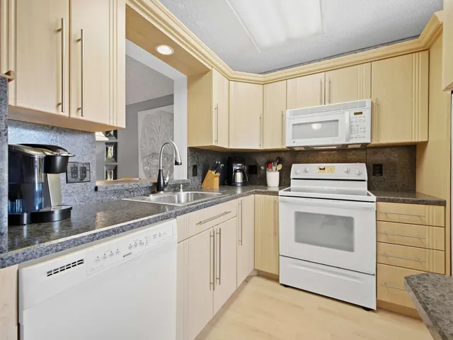 2-bedroom home at 7145 Huntington Lane #205, Delray Beach