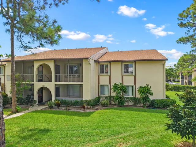 2-bedroom home at 324 KNOTTY PINE Circle #B-2, Greenacres