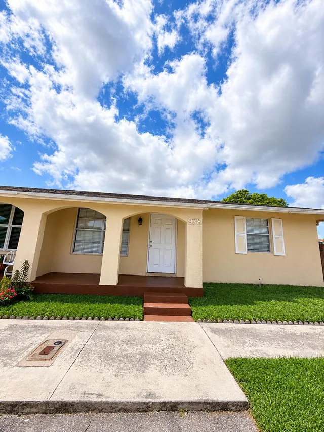 2-bedroom rental at 978 Sumter Road W, West Palm Beach