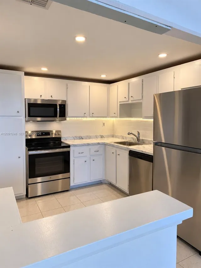 1-bedroom rental at 2761 Taft Street #212, Hollywood