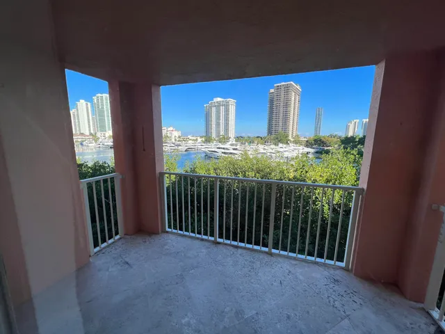 2-bedroom rental at 19655 E COUNTRY CLUB Drive #6404, Aventura