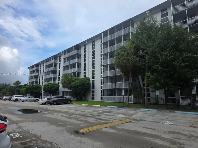 2-bedroom rental at 16950 W Dixie Hwy B225 Highway #B-225, North Miami Beach