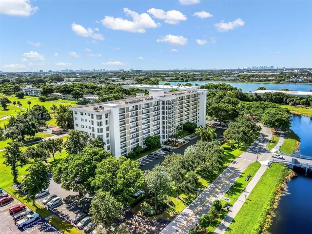 3-bedroom home at 3300 N Palm Aire Drive #910, Pompano Beach