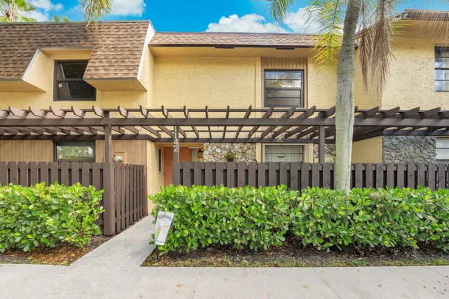 3-bedroom home at 1142 N University Drive, Plantation