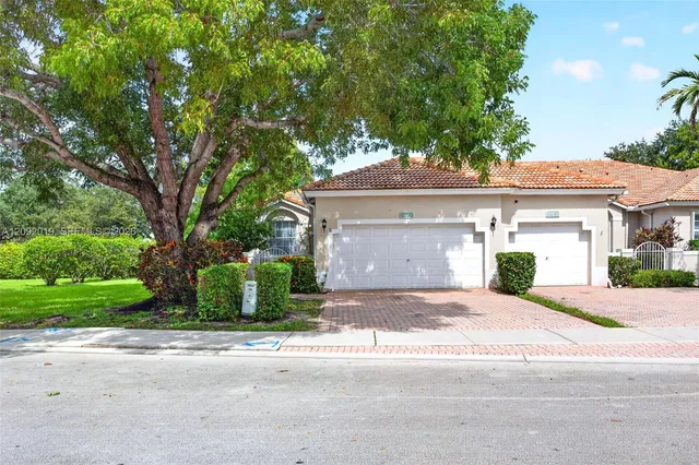 3-bedroom home at 2501 E Aragon Boulevard #1, Sunrise