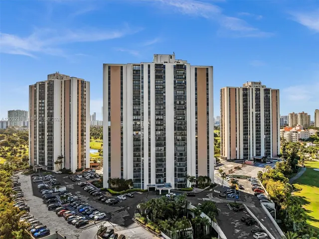 2-bedroom home at 20301 W Country Club Drive #622, Aventura