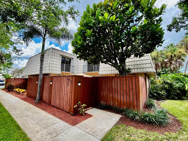 2-bedroom home at 1700 Embassy Drive #403, West Palm Beach