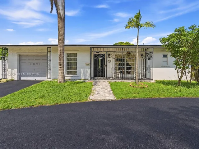 3-bedroom home at 10321 Fairway Heights Boulevard, Miami