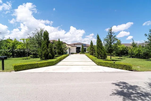 6-bedroom rental at 11791 NW 6th Place, Plantation